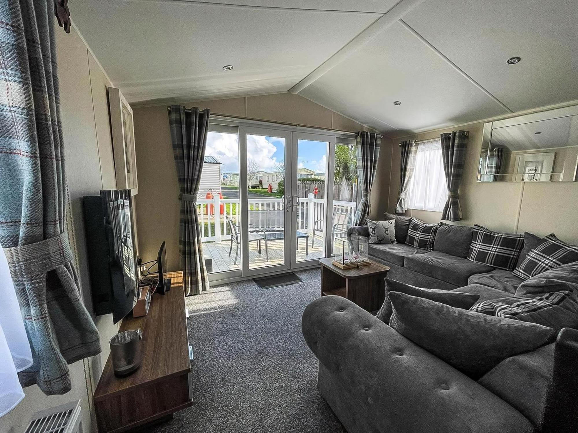 Campeggio Lovely 6 Berth, Dog Friendly Caravan For Hire In Norfolk Ref 50011ae