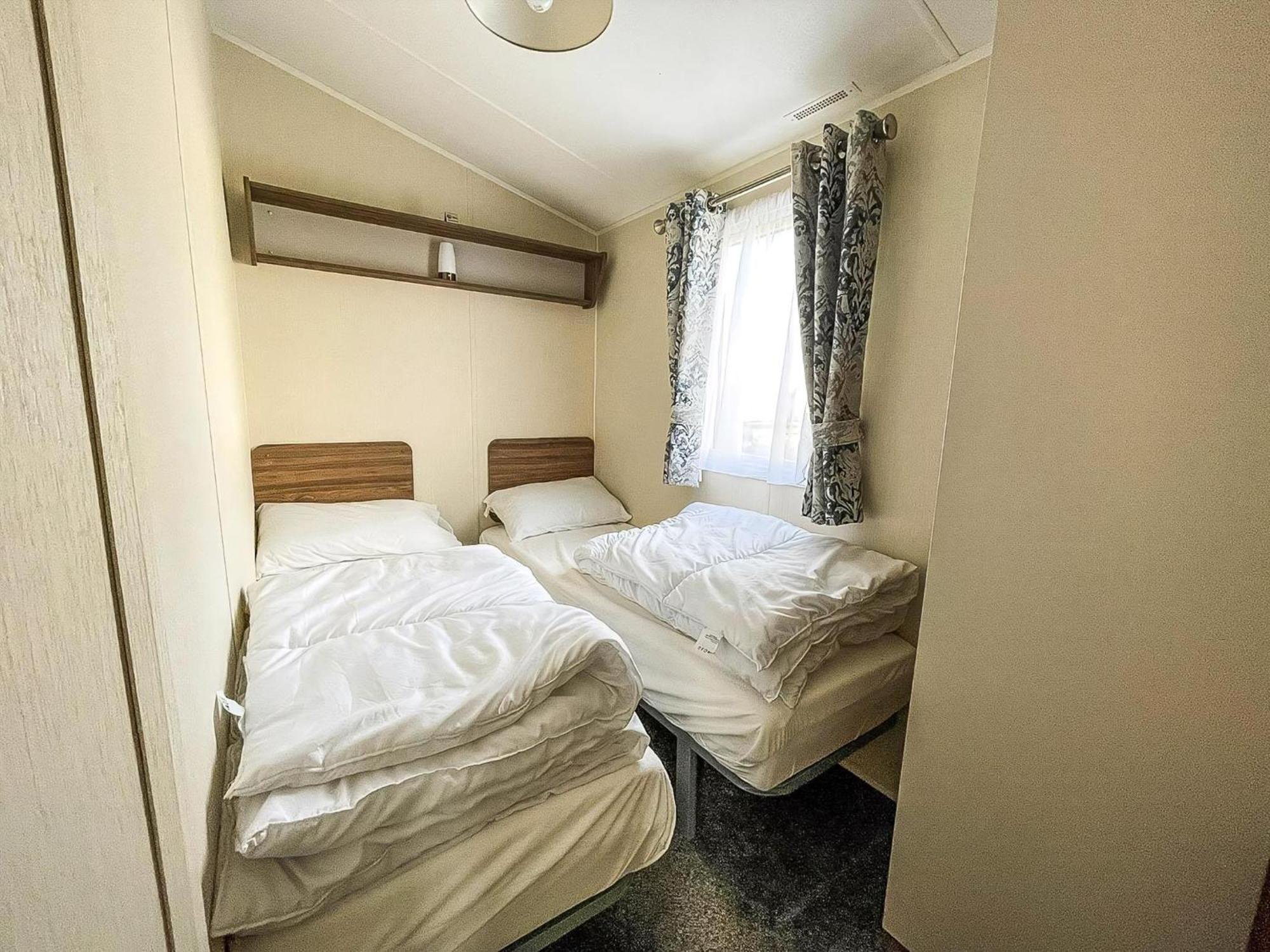 Campeggio Lovely 6 Berth, Dog Friendly Caravan For Hire In Norfolk Ref 50011ae *