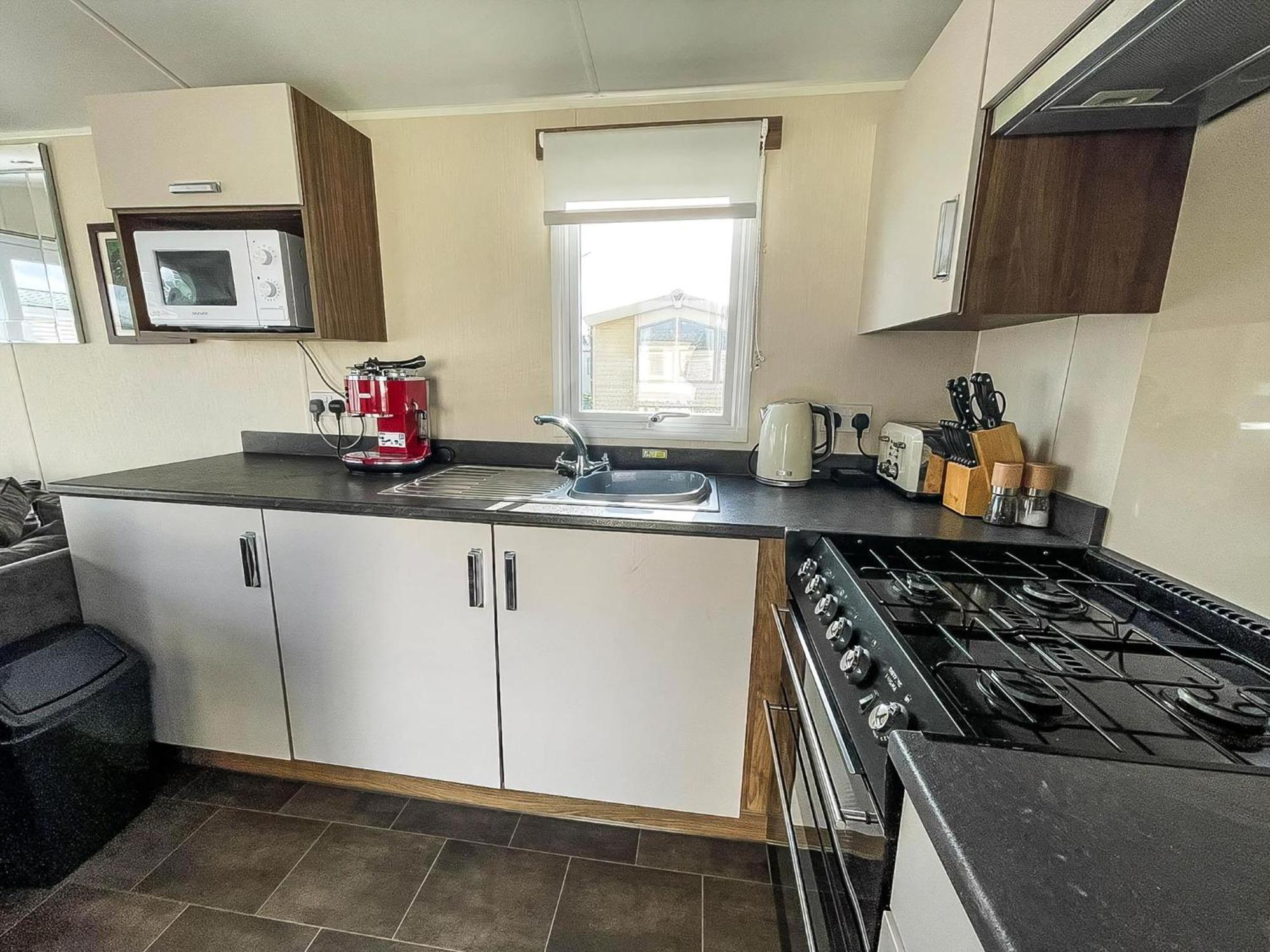 Campeggio Lovely 6 Berth, Dog Friendly Caravan For Hire In Norfolk Ref 50011ae