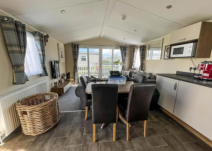 Lovely 6 Berth, Dog Friendly Caravan For Hire In Norfolk Ref 50011Ae