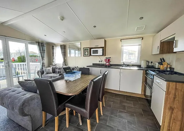 Lovely 6 Berth, Dog Friendly Caravan For Hire In Norfolk Ref 50011Ae