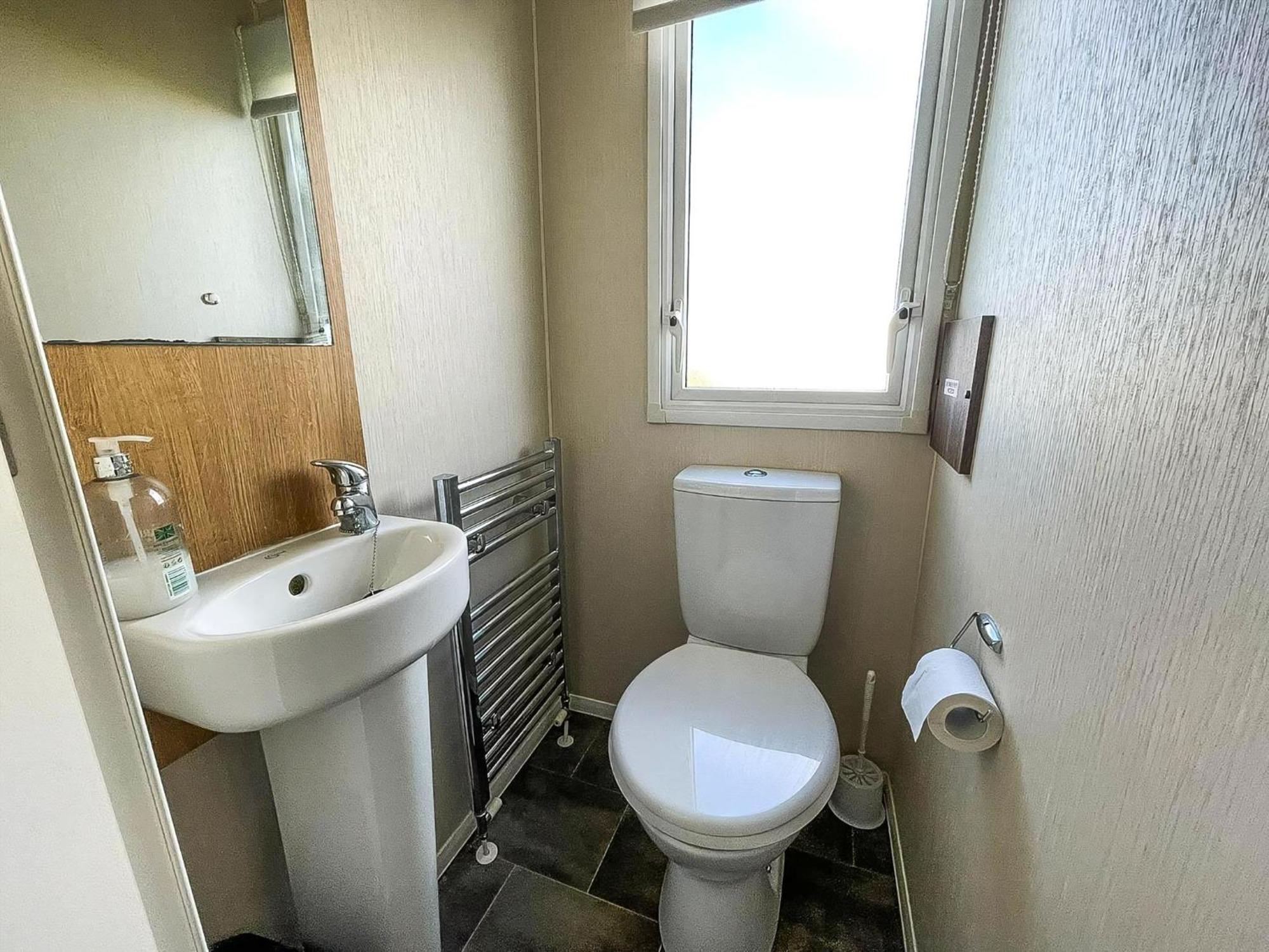 Lovely 6 Berth, Dog Friendly Caravan For Hire In Norfolk Ref 50011ae