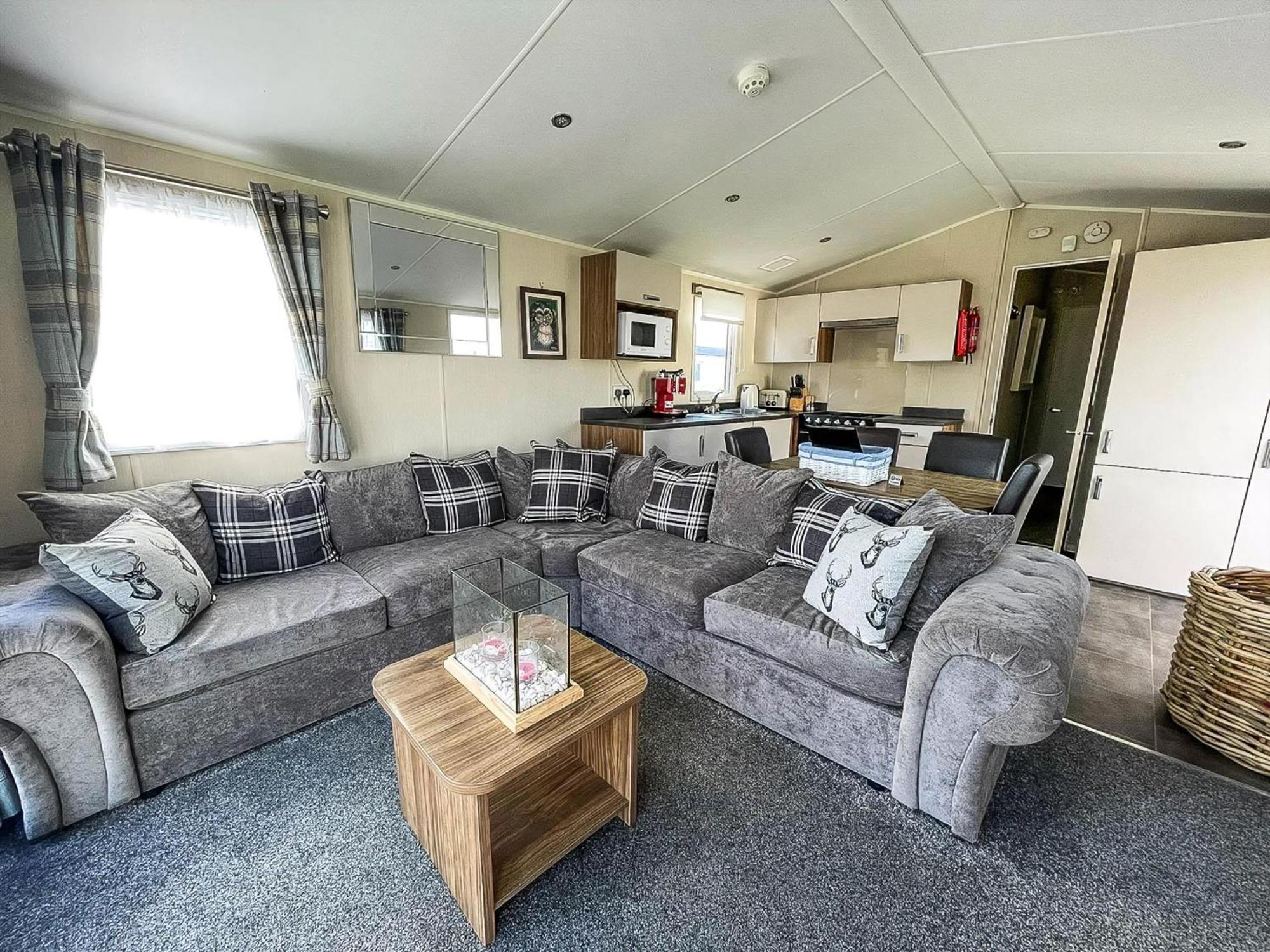 Lovely 6 Berth, Dog Friendly Caravan For Hire In Norfolk Ref 50011ae Campsite Great Yarmouth