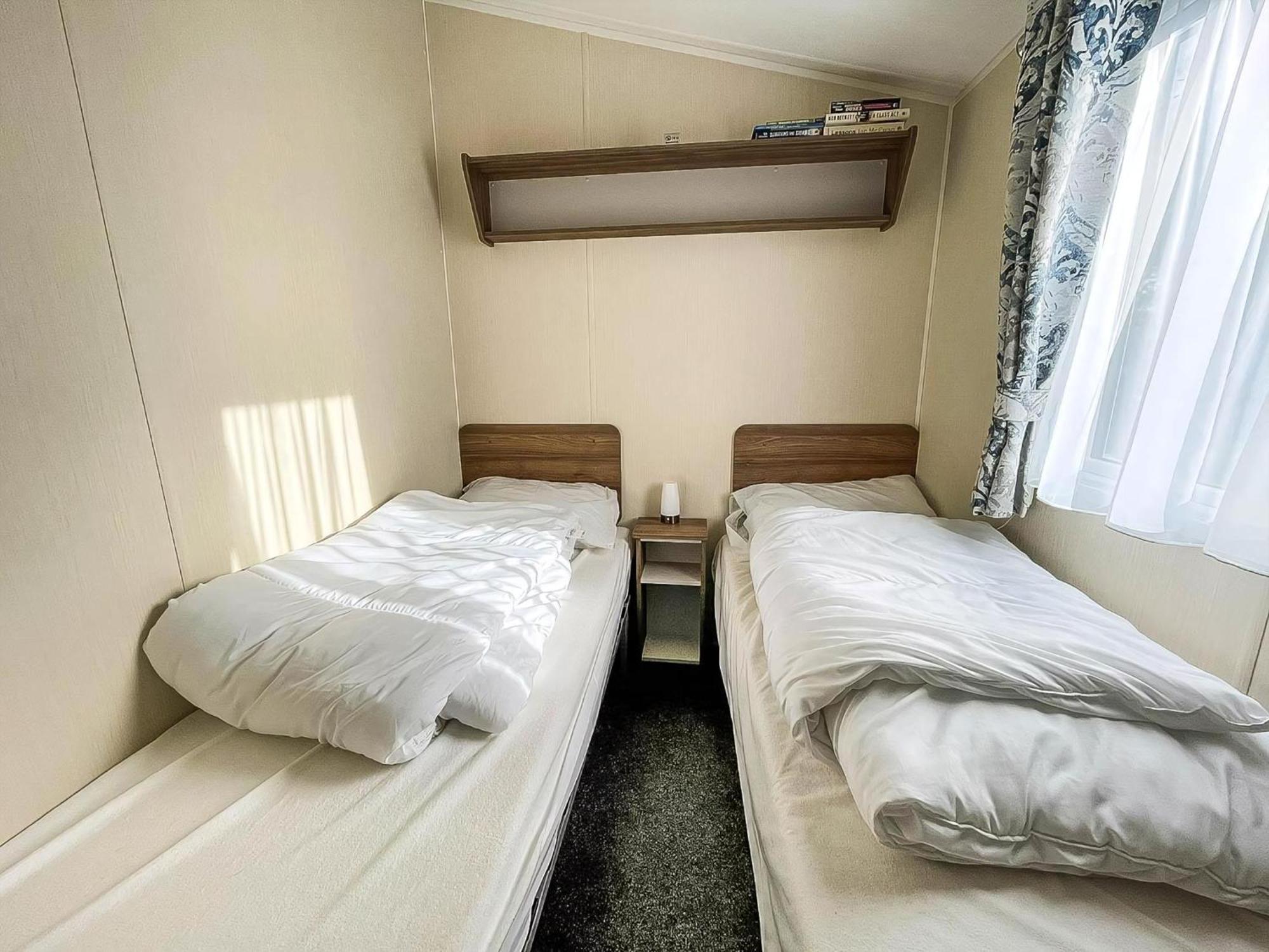 Lovely 6 Berth, Dog Friendly Caravan For Hire In Norfolk Ref 50011ae