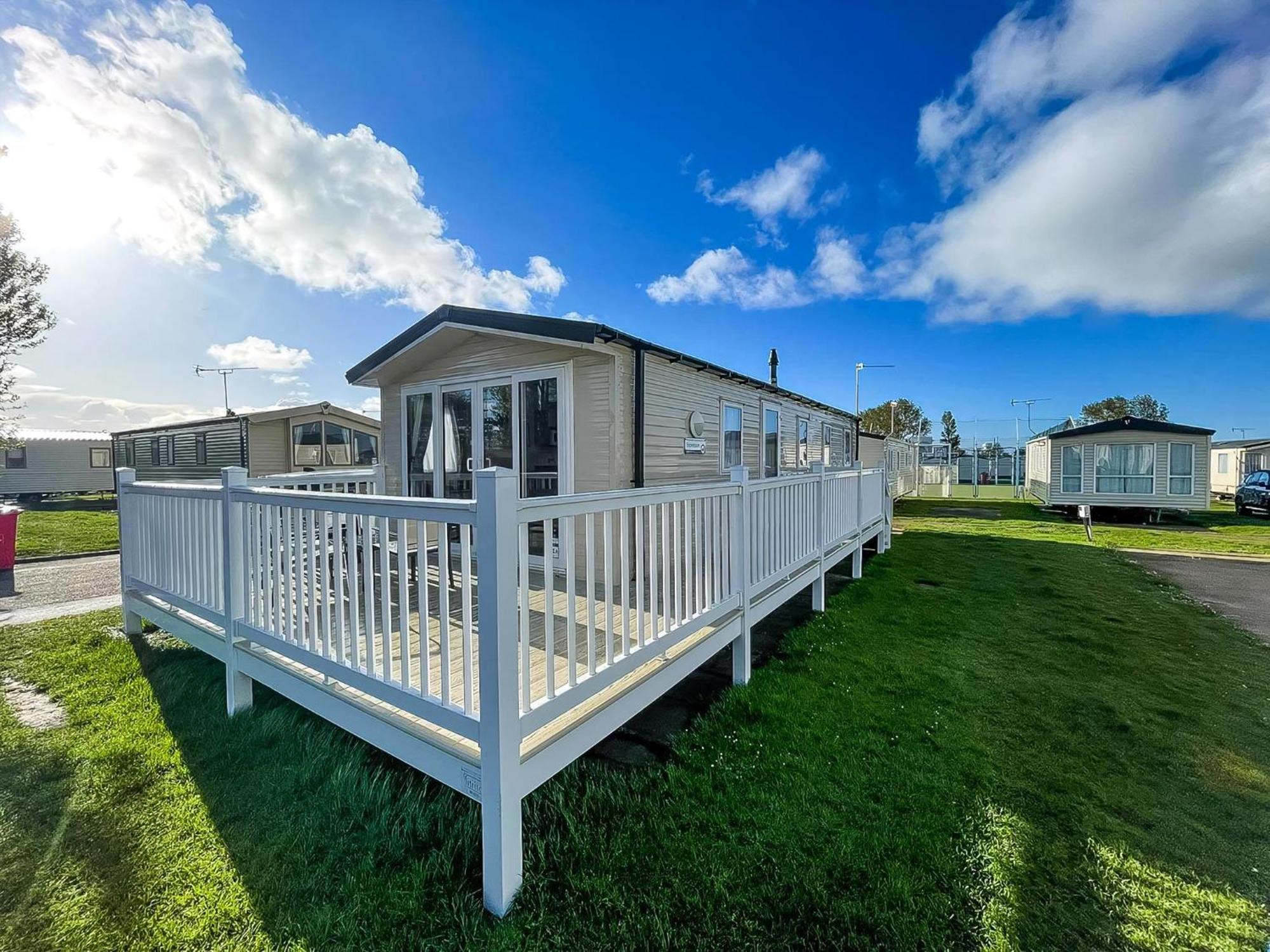 Lovely 6 Berth, Dog Friendly Caravan For Hire In Norfolk Ref 50011ae Campsite Great Yarmouth